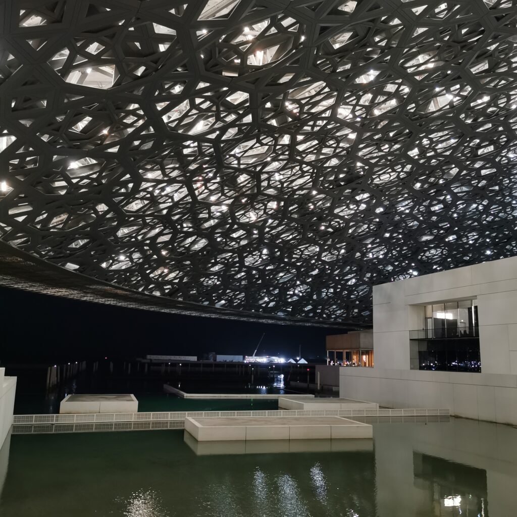 Louvre Abu Dhabi noću