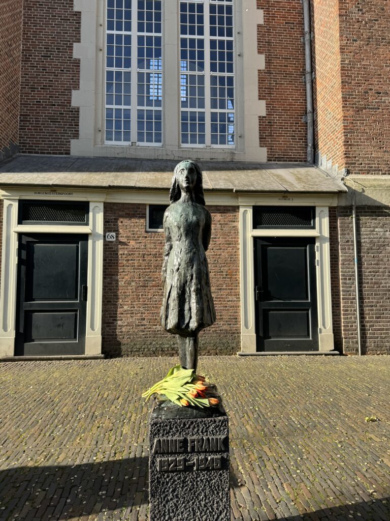 statua Anna Frank Amsterdam